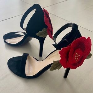 Beautiful high heels sandals with a rose